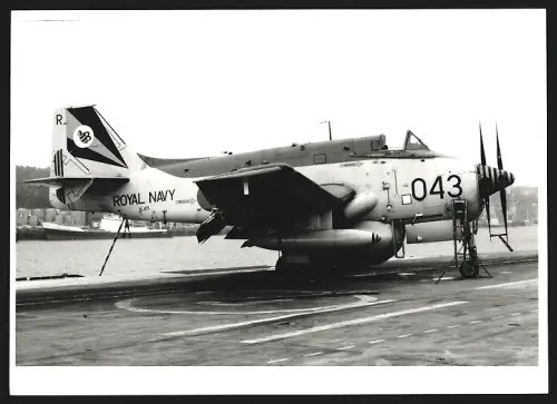 Fotografie Flugzeug Fairey Gannet der Royal Navy auf Deck von Flugzeugträger, U-Boot-Jagdflugzeug, Kennung 043