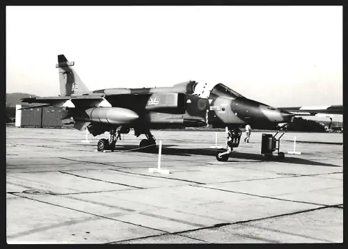 Fotografie Flugzeug Sepecat Jaguar auf Flugfeld in Ramstein mit Raketen unter den Tragflächen, Jagdflugzeug