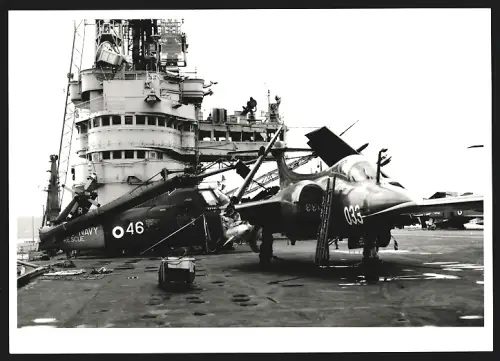 Fotografie Flugzeug Blackburn Buccaneer an Deck von Flugzeugträger HMS Ark Royal, Kampfflugzeug, Kennung 033