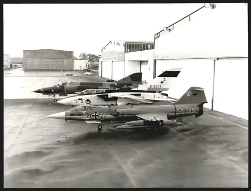 Fotografie Ansicht Manching, Fliegerhorst, Flugzeug Lockheed F-104 Starfighter der Bundesmarine vor der Flugzeughalle