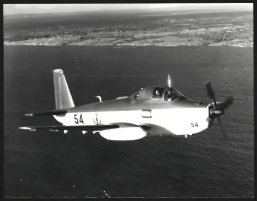 Fotografie Flugzeug Breguet 1050 Alize im Fluge vor der Küste, U-Jagdflugzeug