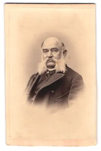 Fotografie unbekannter Fotograf und Ort, Portrait älterer Herr im Anzug, 1893