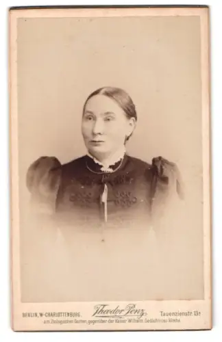 Fotografie Theodor Penz, Berlin-Charlottenburg, Tauenzienstr. 13, Porträt der Frau Marie Tornau, 1897