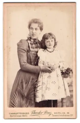 Fotografie Theodor Penz, Charlottenburg, Kantstrasse 156/57, Frau mit Kind