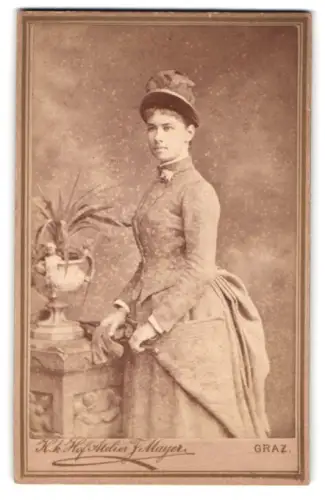 Fotografie Ferd. Mayer, Graz, Beethovenstrasse 21, Porträt der Frau Amelie Robiczek