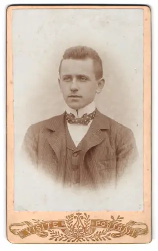Fotografie unbekannter Fotograf und Ort, Porträt des Herrn Leo Schopf jun., 1904