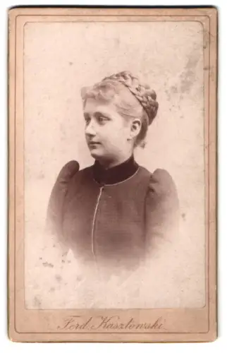 Fotografie Ferd. Kasztowski, Troppau, Sperrgasse 38, Porträt einer jungen Frau