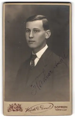 Fotografie Kürti D. Dezsö, Sopron, Torna U. 22, Porträt des jungen Mannes Harfuer Antal, Sopron