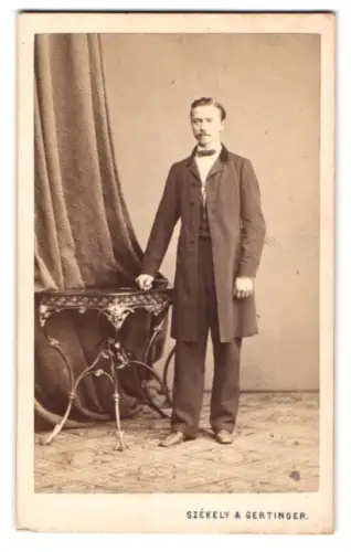 Fotografie J. Székely & J. Gertinger, Wien, Laimgrube am Glacis 19, Portrait des Herrn Carl im Anzug, 1864