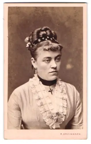 Fotografie R. Krziwanek, Wien, Neubau Hofstallstrasse 5, Porträt einer Frau mit kunstvoller Frisur