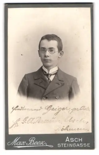 Fotografie Max Beez, Asch, Steingasse, Porträt des jungen Herrn Ferdinand Geiger, Asch in Böhmen