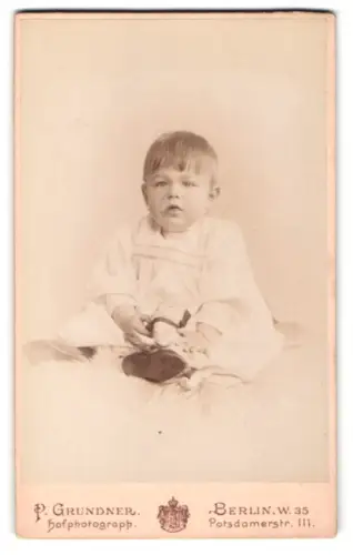 Fotografie P. Grundner, Berlin, Potsdamerstr. 111, Porträt eines kleinen Kindes Herbert im Alter von 1 Jahr