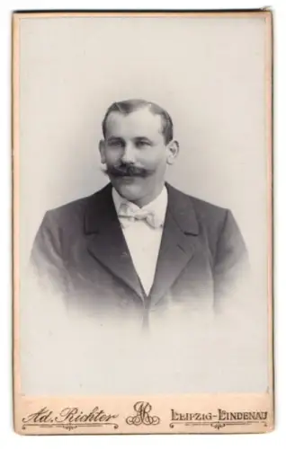 Fotografie Adolph Richter, Leipzig-Lindenau, Merseburger Strasse 61, Porträt eines Herrn im Anzug, Otern 1901