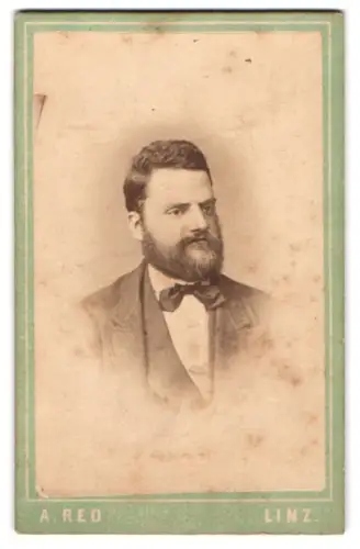 Fotografie August Red, Linz, Promenade, Porträt des Herrn Wilhelm von Nagel