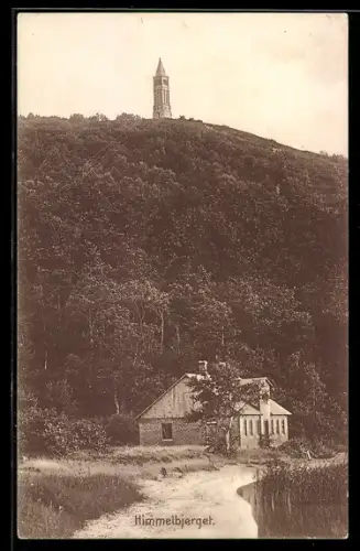 AK Himmelbjerget, Aussichtsturm auf bewaldetem Hügel mit Haus im Vordergrund