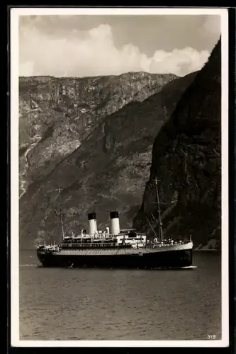 AK Norwegen, Fjord mit deuschen Passagierschiff Monte Sarmiento