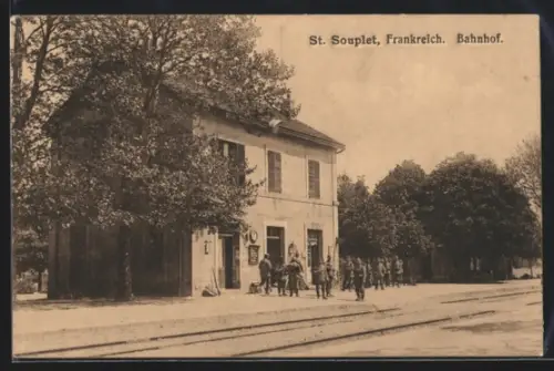 AK St. Souplet, Blick auf den Bahnhof, deutsche Soldaten mit Ausrüstung