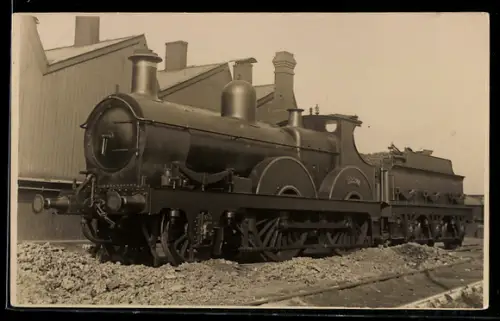 AK Britische Lokomotive Nr. 2220 in einem Bahndeport, englische Eisenbahn