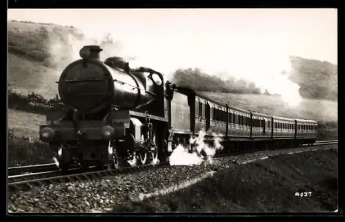 AK Britische Lokomotive mit Personenwaggons in Fahrt, englische Eisenbahn