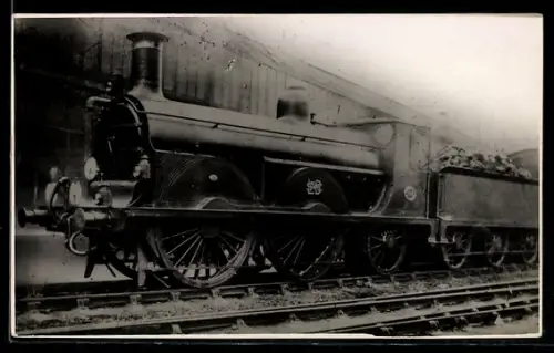AK Britische Lokomotive Nr. 186 vor einem Bahndeport, englische Eisenbahn