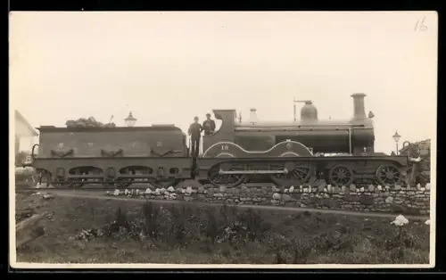 AK Britische Lokomotive Nr. 16 der SDJR mit Lokführer und Heizer auf Fahrstand, englische Eisenbahn