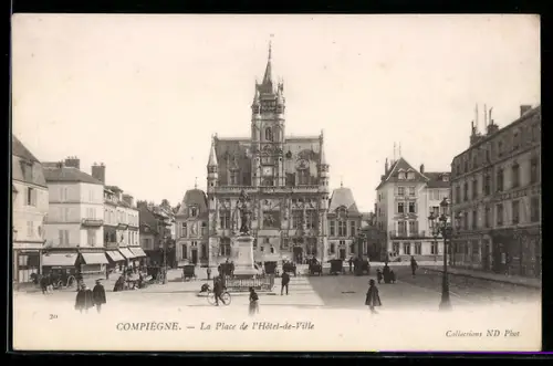 AK Compiègne, La Place de l`Hôtel-de-Ville