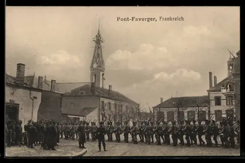 AK Pont-Faverger, Soldatenaufmarsch auf dem Marktplatz