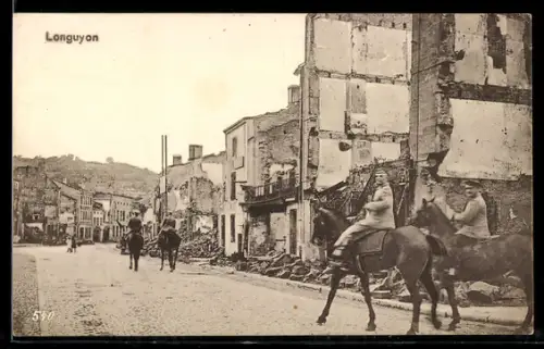 AK Longuyon, Strasse mit zerstörten Häusern und Soldaten zu Pferd