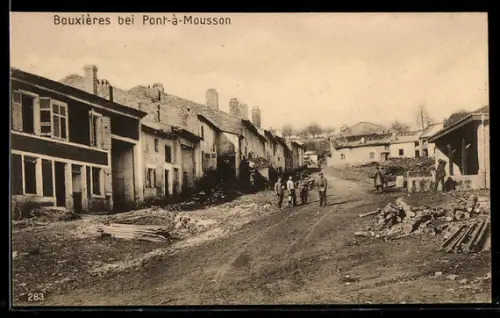 AK Bouxières bei Pont-à-Mousson, Dorfstrasse mit Häusern und Trümmern