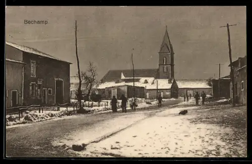 AK Bechamps, Dorfstrasse mit Kirche und Personen im Schnee