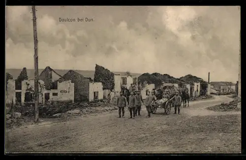 AK Doulcon bei Dun., Zerstörte Häuser, Soldaten mit Pferdewagen auf Dorfstrasse