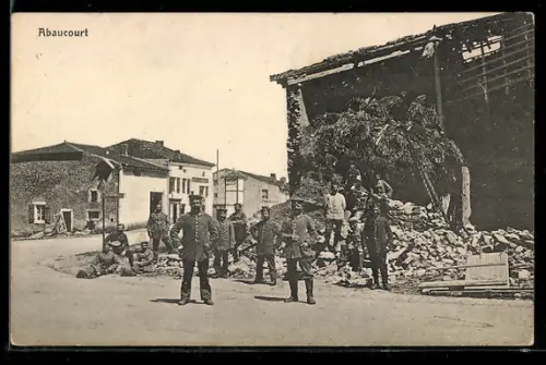 AK Abaucourt, Soldaten vor zerstörtem Gebäude und Trümmern