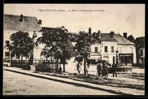 AK Viels Maisons /Aisne, La Place, le Monument et la Cure