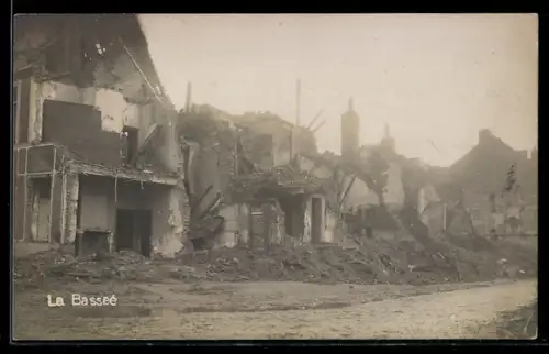 AK La Bassée, Strasse mit zerstörten Häusern