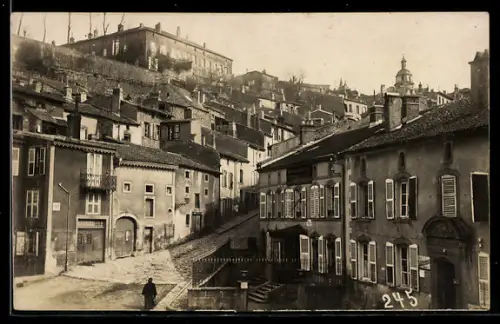 AK Briey, Strassenszene am Hang mit Häusern und Kirche