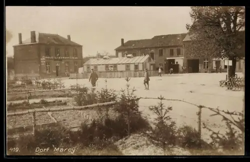 AK Marcy, Dorfplatz mit Feldlazarett und Gewächshaus