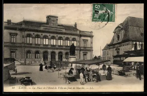AK Laon, La Place de l`Hôtel de Ville un Jour de Marché