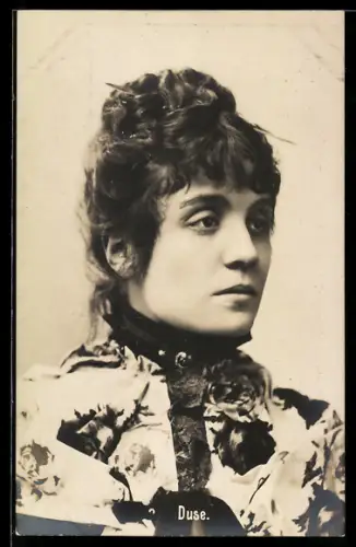 AK Theaterschauspielerin Eleonora Duse in einem Kleid mit Blumen
