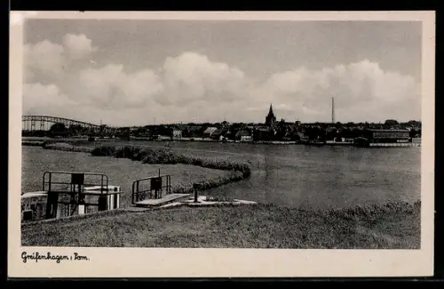 AK Greifenhagen /Pom., Blick auf die Stadt am Ufer