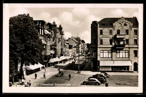 AK Swinemünde, Parkende Automobile in der Innenstadt