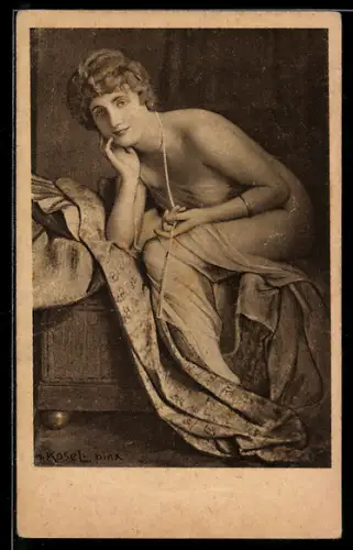 AK Eine leicht bekleidete junge Dame mit einer Kette um den Hals sitzt auf dem Bett