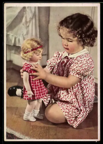 AK kleines Mädchen mit einer Puppe