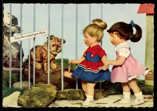 AK Zwei Käthe Kruse-Puppen im Tierkindergarten betrachten einen Tiger