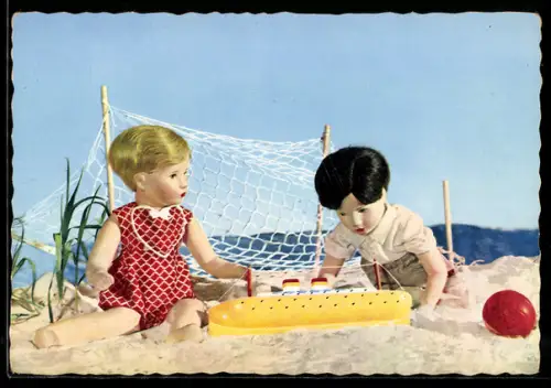 AK Käthe Kruse Puppen mit Spielzeug am Strand