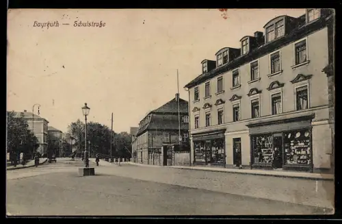 AK Bayreuth, Schulstrasse mit Geschäften