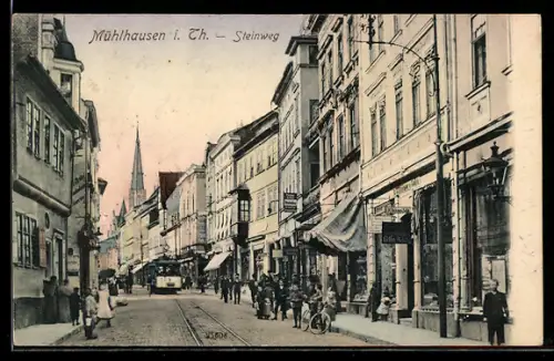 AK Mühlhausen i. Th., Strasse Steinweg mit Geschäften und Strassenbahn