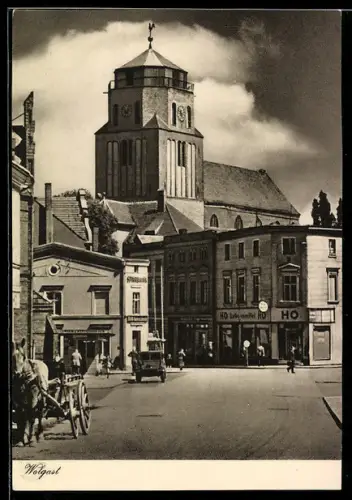 AK Wolgast, Strassenpartie mit Blick auf die Kirche und HO-Lebensmittelgeschäft