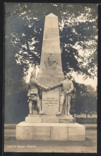 AK Potsdam, Gefallenendenkmal 1. Garderegiment zu Fuss, mit Soldatenfiguren