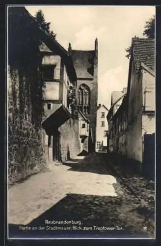 AK Neubrandenburg, Partie an der Stadtmauer, Blick zum Treptower Tor