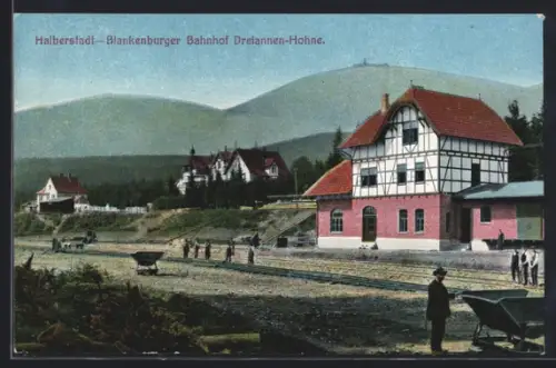 AK Halberstadt-Blankenburger Bahnhof Dreiannen-Hohne, Bahnhofsgebäude, Schienenarbeiter
